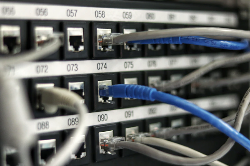Racks de servidores iluminados em azul dentro de um data center